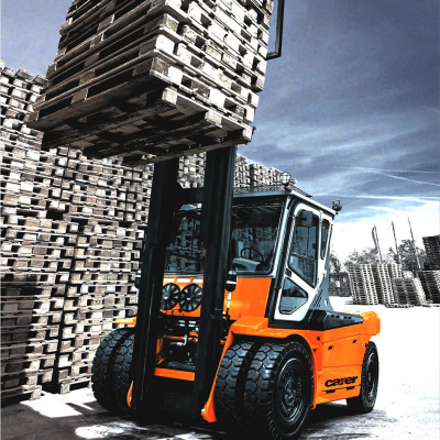 Carer mit Holzpaletten