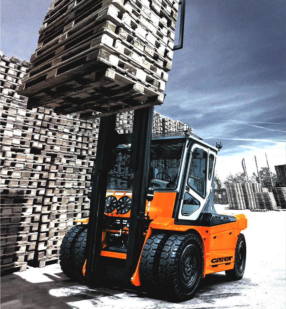 Carer mit Holzpaletten